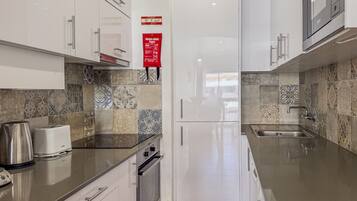 Coffee/tea maker, fridge, microwave, oven