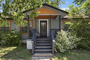 Exterior detail - Fully Furnished Cozy Cottage on large Lot- Centrally Located (Round Rock)