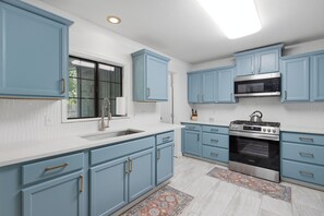 Fridge, microwave, oven, stovetop - Fully Furnished Cozy Cottage on large Lot- Centrally Located (Round Rock)
