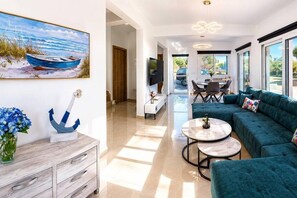 Smart TV - Spacious 4-bedroom house in tranquil Pegeia , with spectacular sea/mountain view (Pegeia)