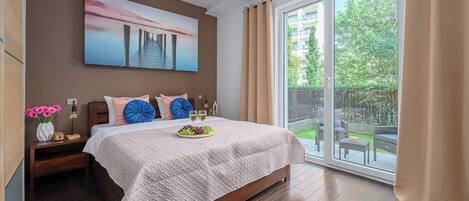Departamento Deluxe, 2 habitaciones, vista al patio | Ropa de cama hipoalergénica, cortinas blackout y insonorización
