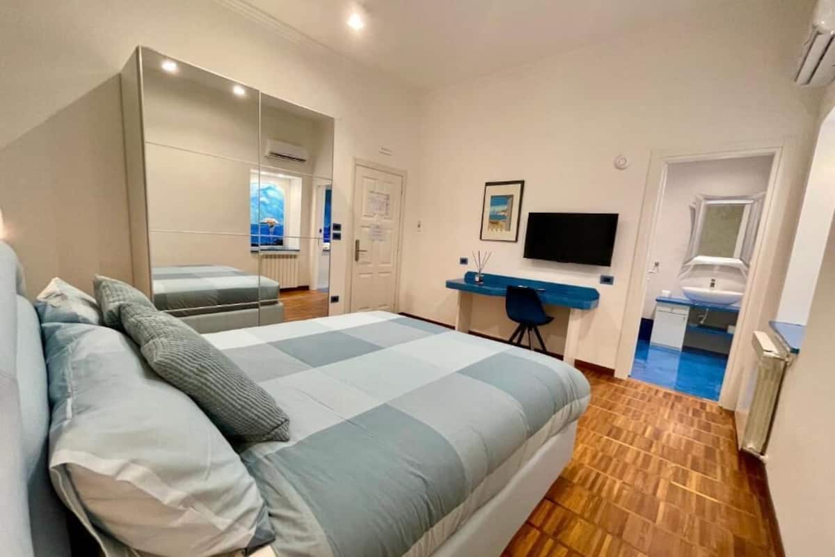 Quarto casal ou duplo básico | Cofres nos quartos, cortinas blackout, Wi-Fi de cortesia