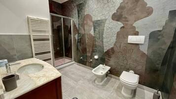 Luxury Triple Room, Balcony, City View | Bathroom