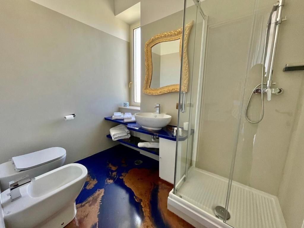Deluxe-Zweibettzimmer | Badezimmer | Dusche, Haartrockner, Hausschuhe, Handtücher