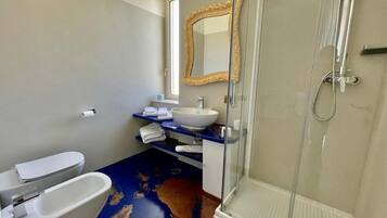 Deluxe-Zweibettzimmer | Badezimmer | Dusche, Haartrockner, Hausschuhe, Handtücher