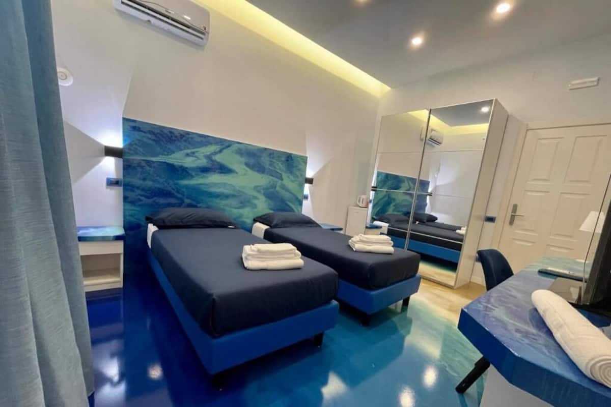 Quarto duplo luxo | Cofres nos quartos, cortinas blackout, Wi-Fi de cortesia