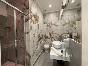 Shower, hair dryer, slippers, towels - Tribus Boutique Hotel (Torre Annunziata)