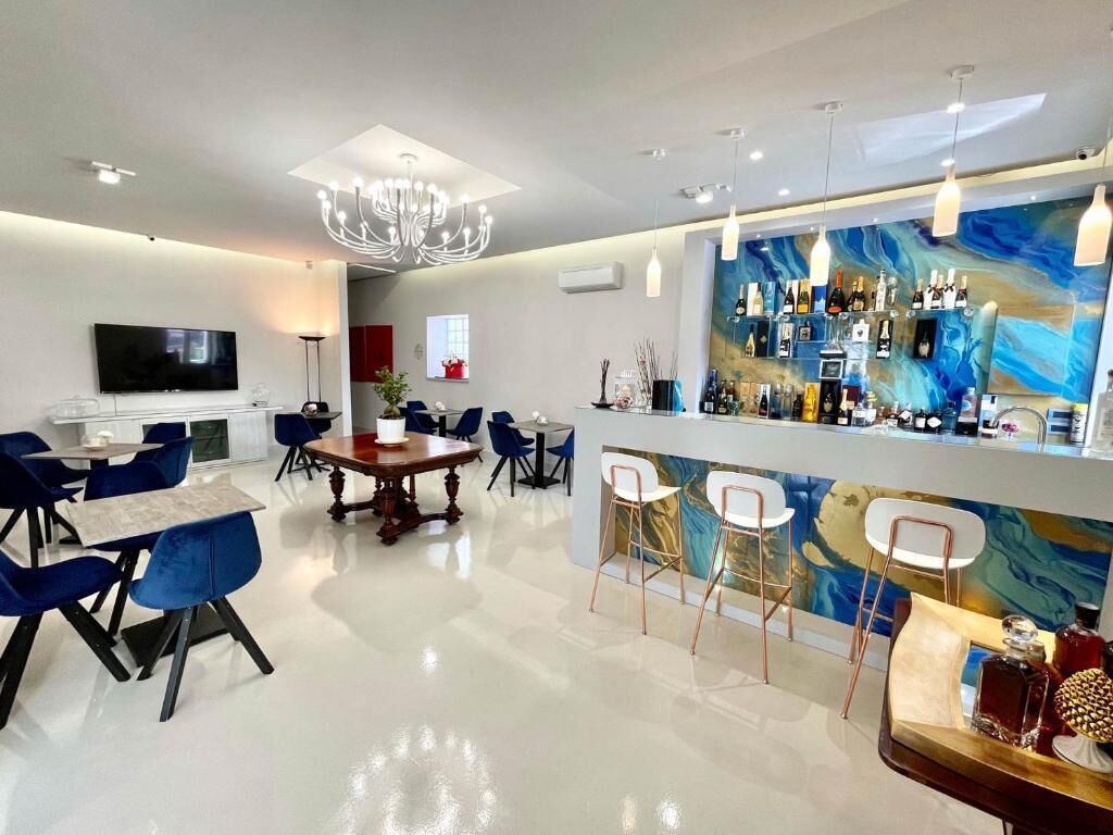 3 bars/lounges, poolside bar