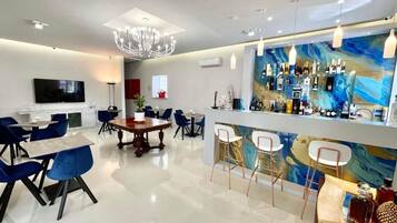 3 bars/lounges, poolside bar
