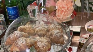 Una mesa con dos vitrinas para pasteles.