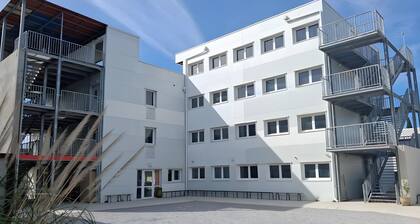 Room with Shared Terrace and Wi-Fi, 10 Minutes from the Beach