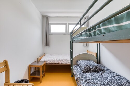 Room with Shared Terrace and Wi-Fi, 10 Minutes from the Beach