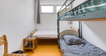 Room with Shared Terrace and Wi-Fi, 10 Minutes from the Beach