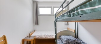 Room with Shared Terrace and Wi-Fi, 10 Minutes from the Beach
