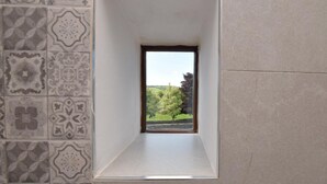 A room with a small window with a view of a green landscape. - 2 Bed in Ashford In The Water (oc-pk502) (Ashford in the Water)