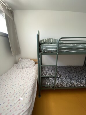 WiFi, bed sheets - Room with Shared Terrace and Wi-Fi, 10 Minutes from the Sea (Mudaison)