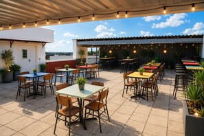 Outdoor dining - Room with Shared Terrace and Wi-Fi, 10 Minutes from the Sea (Mudaison)