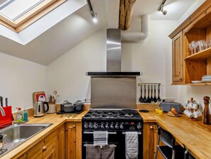 A kitchen with a gas stove, oven, and a skylight. - 1 Bed in Combs (oc-pk674) (Combs)