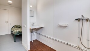 A bathroom with a shower, sink, and toilet. - Room with Shared Terrace and Wi-Fi, 10 Minutes from the Beach (Mudaison)