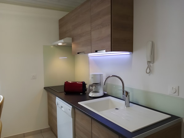 Coffee/tea maker, fridge, microwave, oven