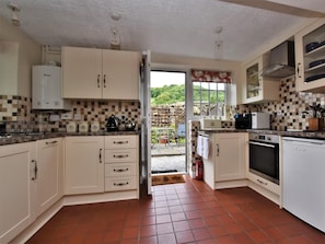Oven, dishwasher, high chair, cookware/dishes/utensils - 2 Bed in Eyam (oc-pk812) (Eyam)