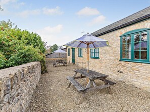 Outdoor dining - 1 Bed in Cheltenham (oc-44961) (Withington)
