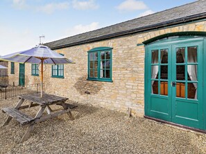 Outdoor dining - 1 Bed in Cheltenham (oc-44961) (Withington)