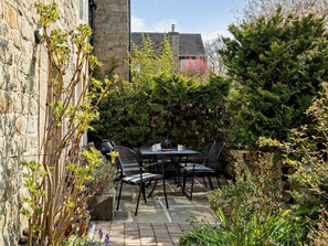 Outdoor dining - 3 Bed in Baslow (oc-pk917) (Baslow)