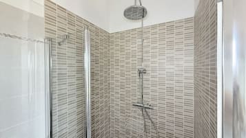 Dusche, Bidet, Handtücher