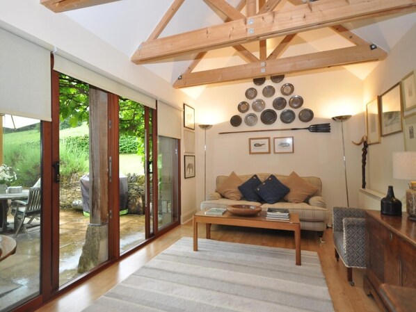 Living area - 1 Bed in Cheltenham (oc-44932) (Naunton)