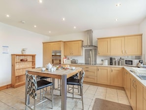 Oven, dishwasher, high chair, cookware/dishes/utensils - 4 Bed in Ballindalloch (oc-46162) (Tomintoul)