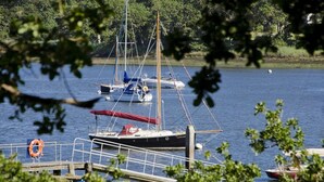 A marina with several sailboats docked, surrounded by greenery. - 2 Bed in Beaulieu (oc-nfl71) (Beaulieu)