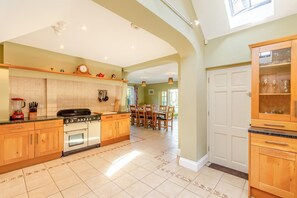 Dishwasher, highchair, cookware/dishes/utensils - 5 Bed in Fordingbridge (oc-nfl35) (Godshill)