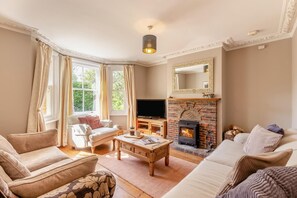 TV, fireplace - 5 Bed in Fordingbridge (oc-nfl35) (Godshill)