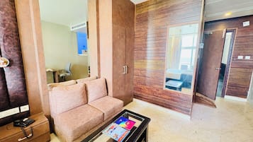 Desk, WiFi (free)