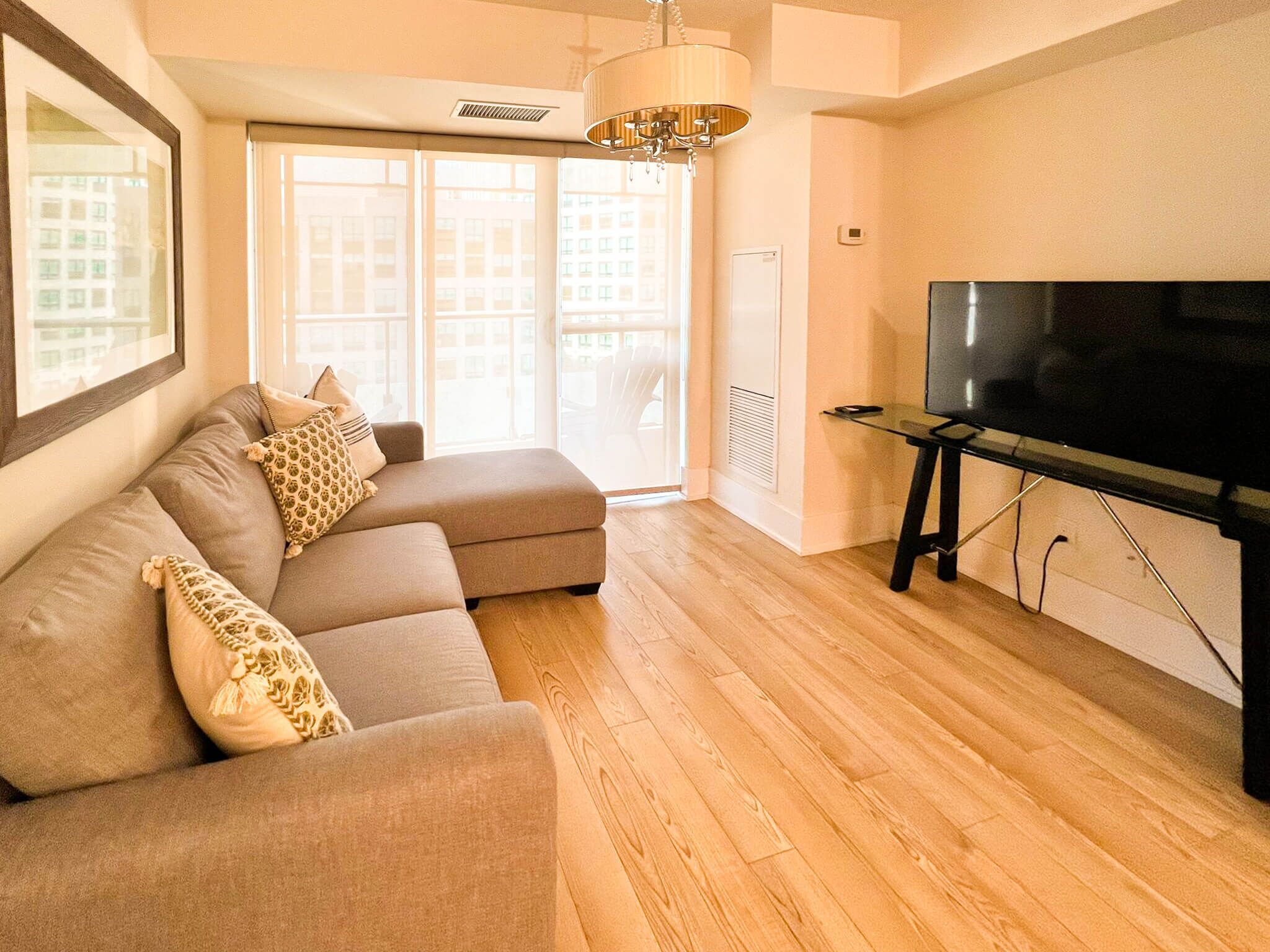 Leilighet | Oppholdsområde | En 50-tommers Flatskjerm-TV med digitale kanaler samt strømmetjenester