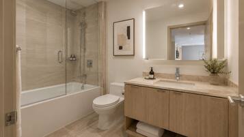 Appartement | Badkamer | Gratis toiletartikelen, een haardroger, handdoeken, zeep