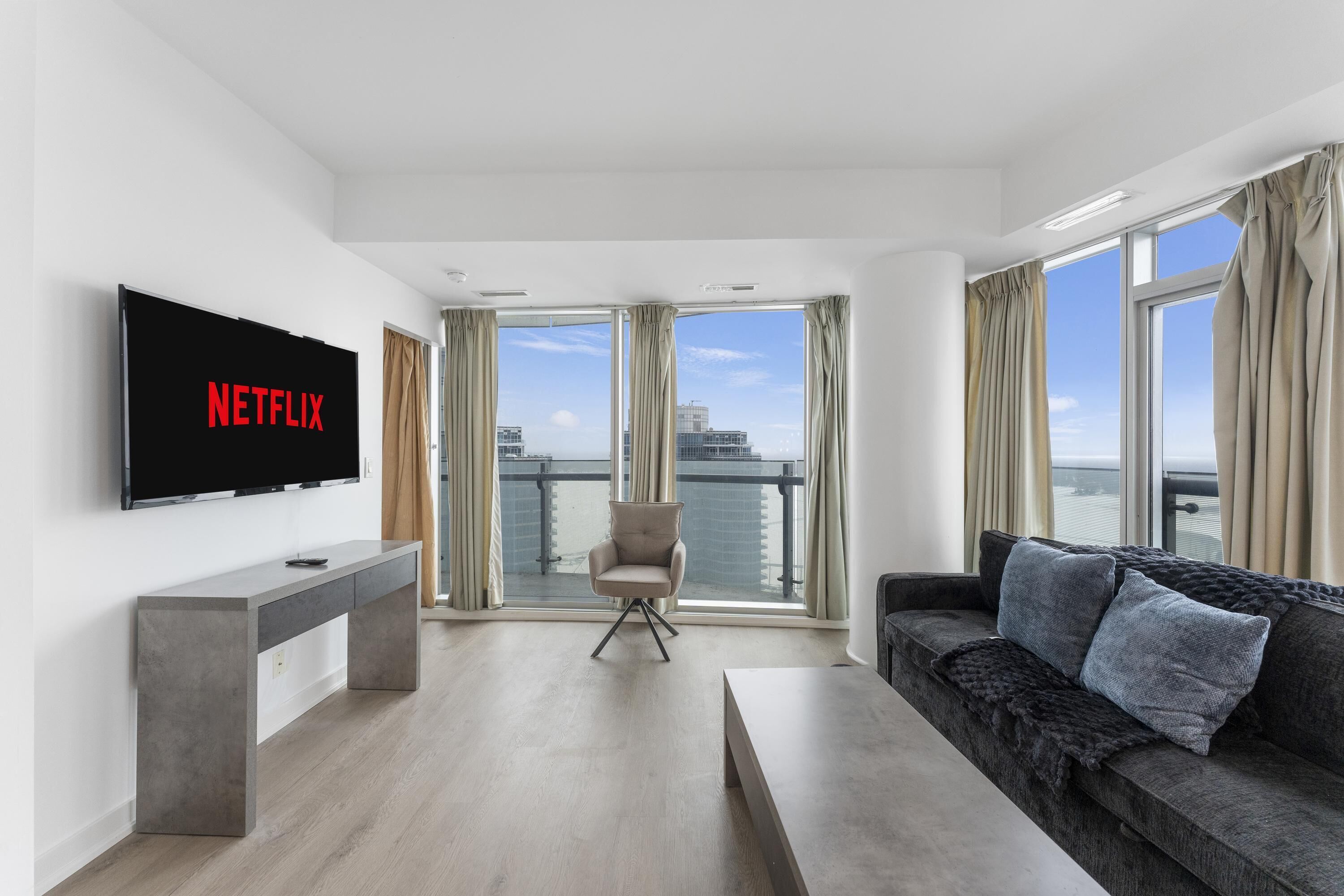 Deluxe-suite | Opholdsområde | 50-tommers fladskærms-tv med digitale kanaler, streamingtjenester