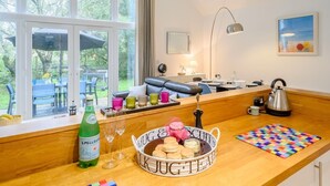 Une cuisine moderne dotée d’une grande fenêtre, d’un coin repas et d’un espace salon confortable.