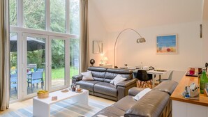 Un salon moderne avec un canapé, une table basse et un coin repas.