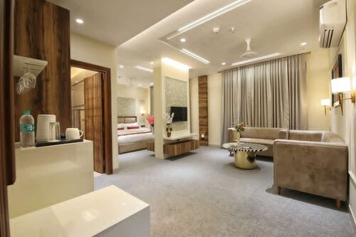 Royal 9 Hotel And Banquet