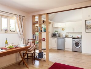 Microwave, cookware/dishes/utensils - 1 Bed in Battle (oc-bt112) (Battle)
