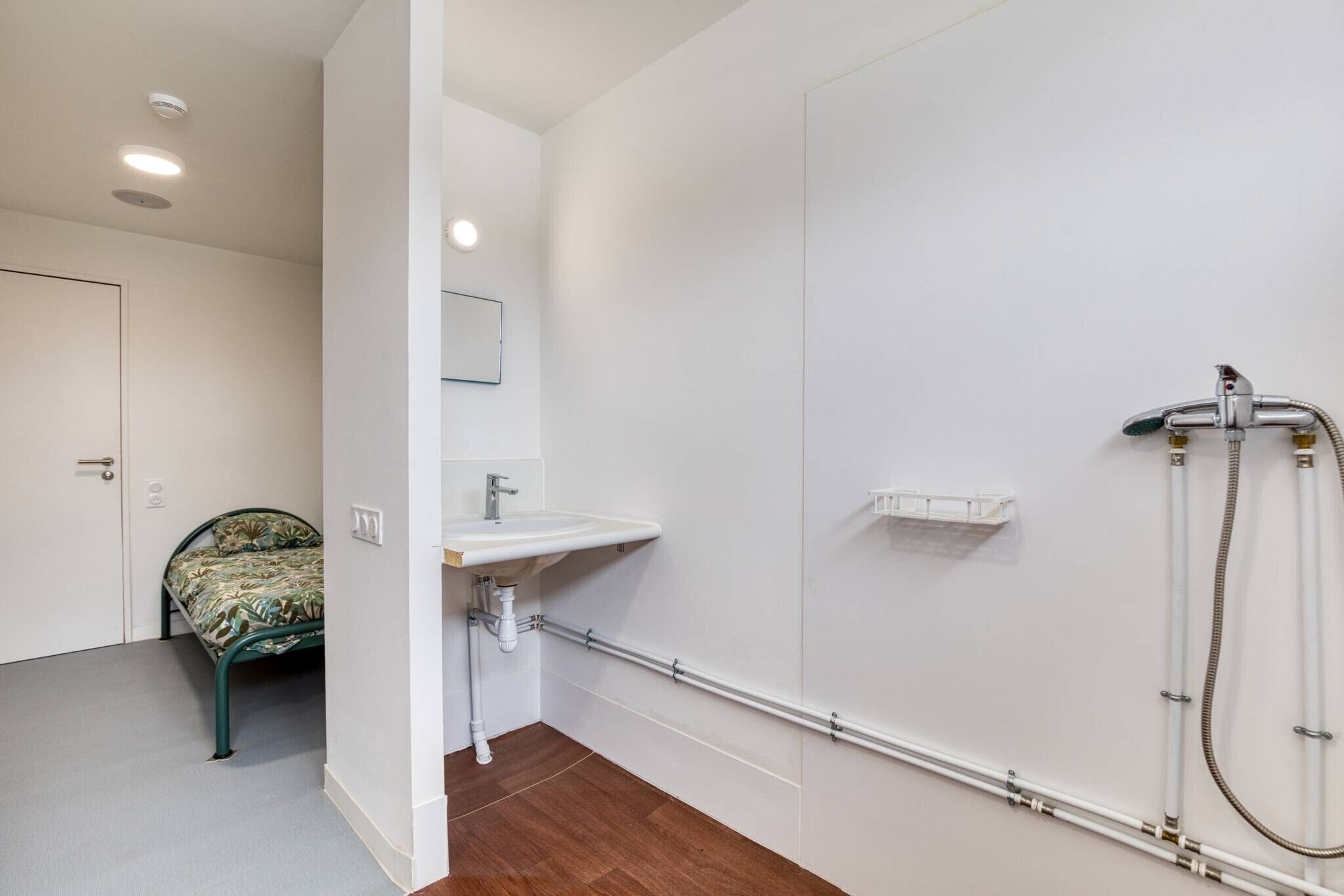 Une salle de bain avec une douche, un lavabo et des toilettes.