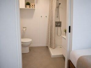 Shower, towels - Room with Shared Terrace and Wi-Fi, 10 Minutes from the Sea (Mudaison)
