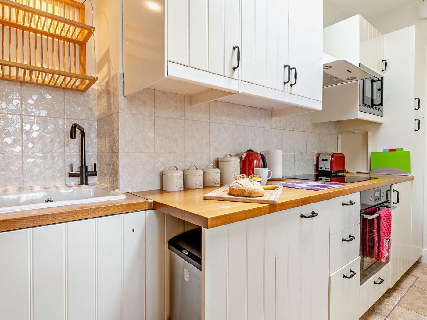 Oven, dishwasher, cookware/dishes/utensils