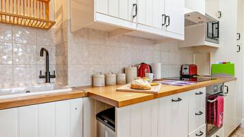Oven, dishwasher, cookware/dishes/utensils