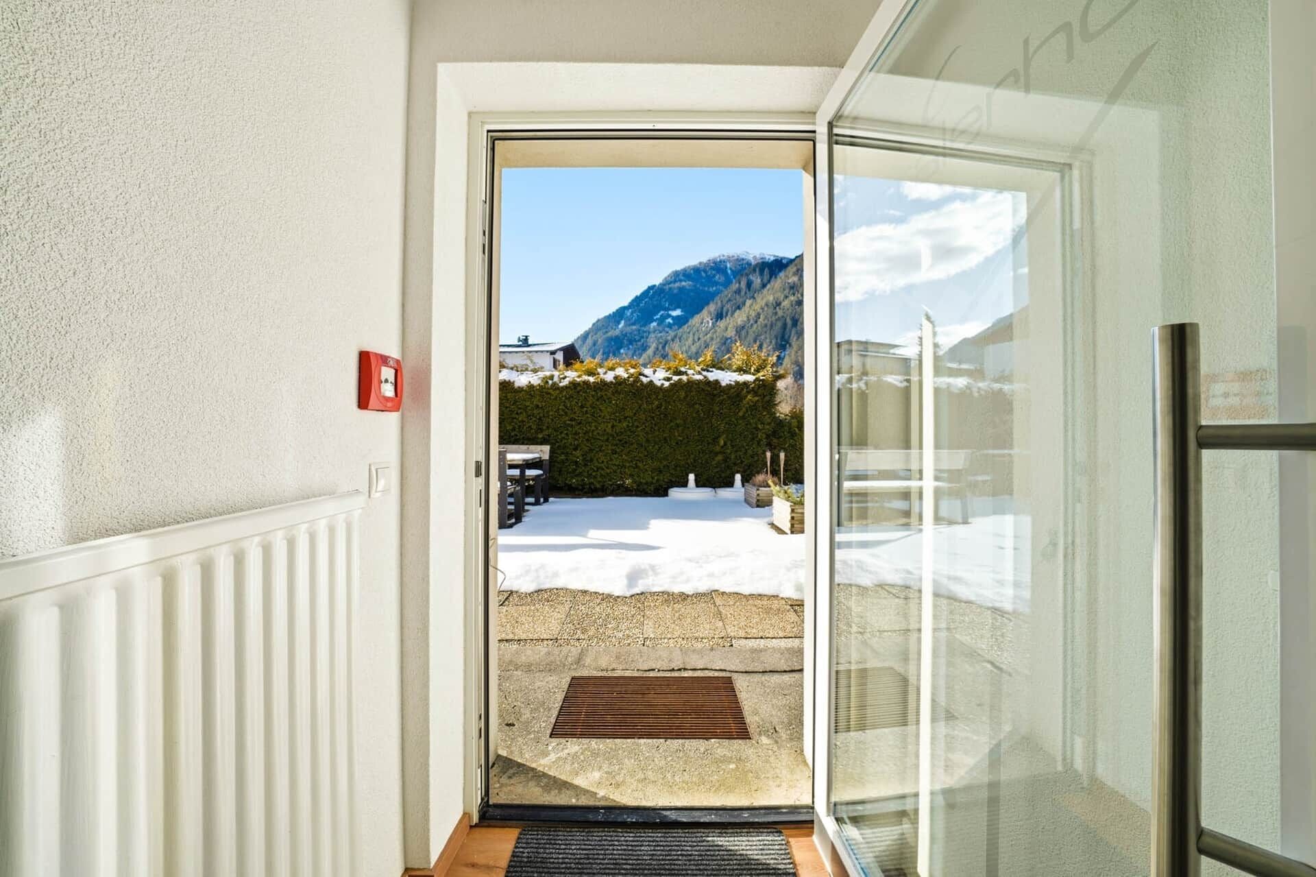 Ein Durchgang zu einer verschneiten Landschaft mit Bergblick.