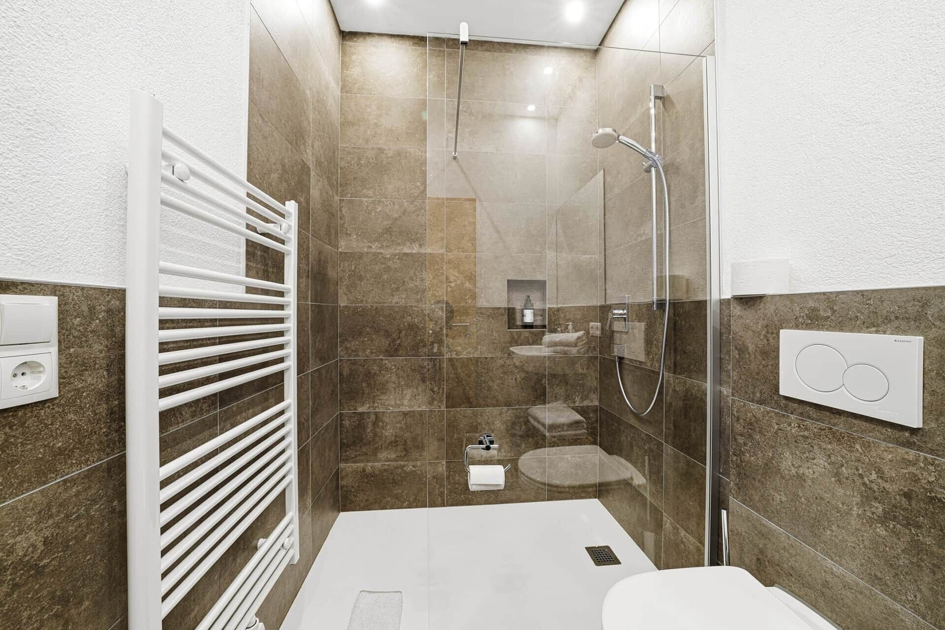 Dusche, Haartrockner, Handtücher, Seife