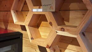 En sexhörnig hylla av trä, med en skylt som visar priset 9,00 euro.