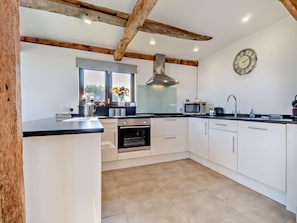 Oven, dishwasher, high chair, cookware/dishes/utensils - 2 Bed in Diss (oc-47778) (Thelnetham)